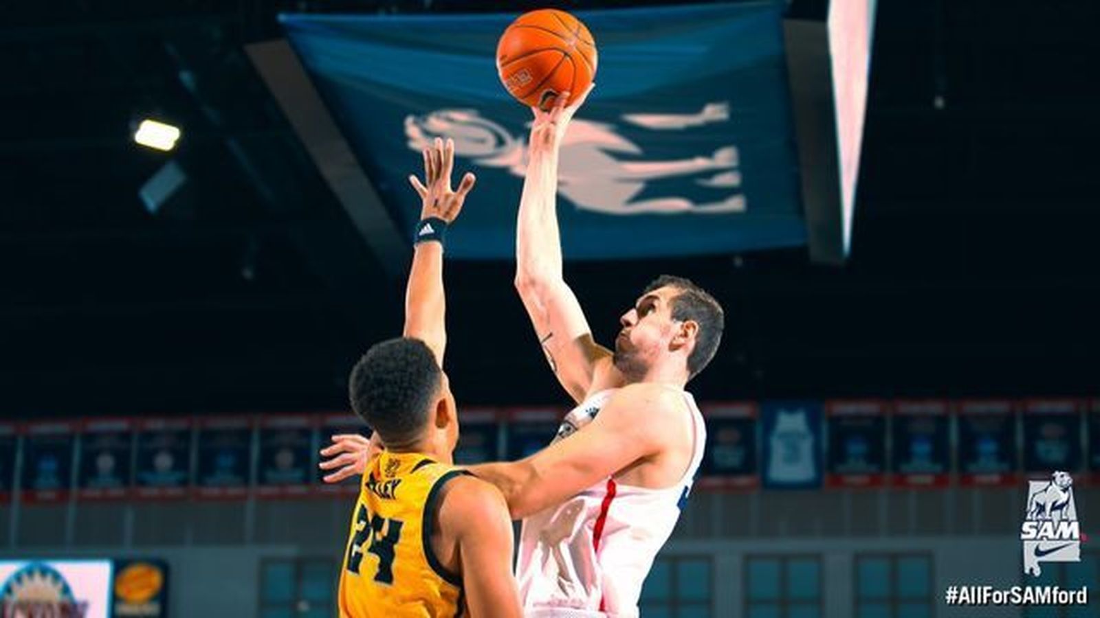 Rubén Guerrero hace un gancho en un partido de esta temporada.