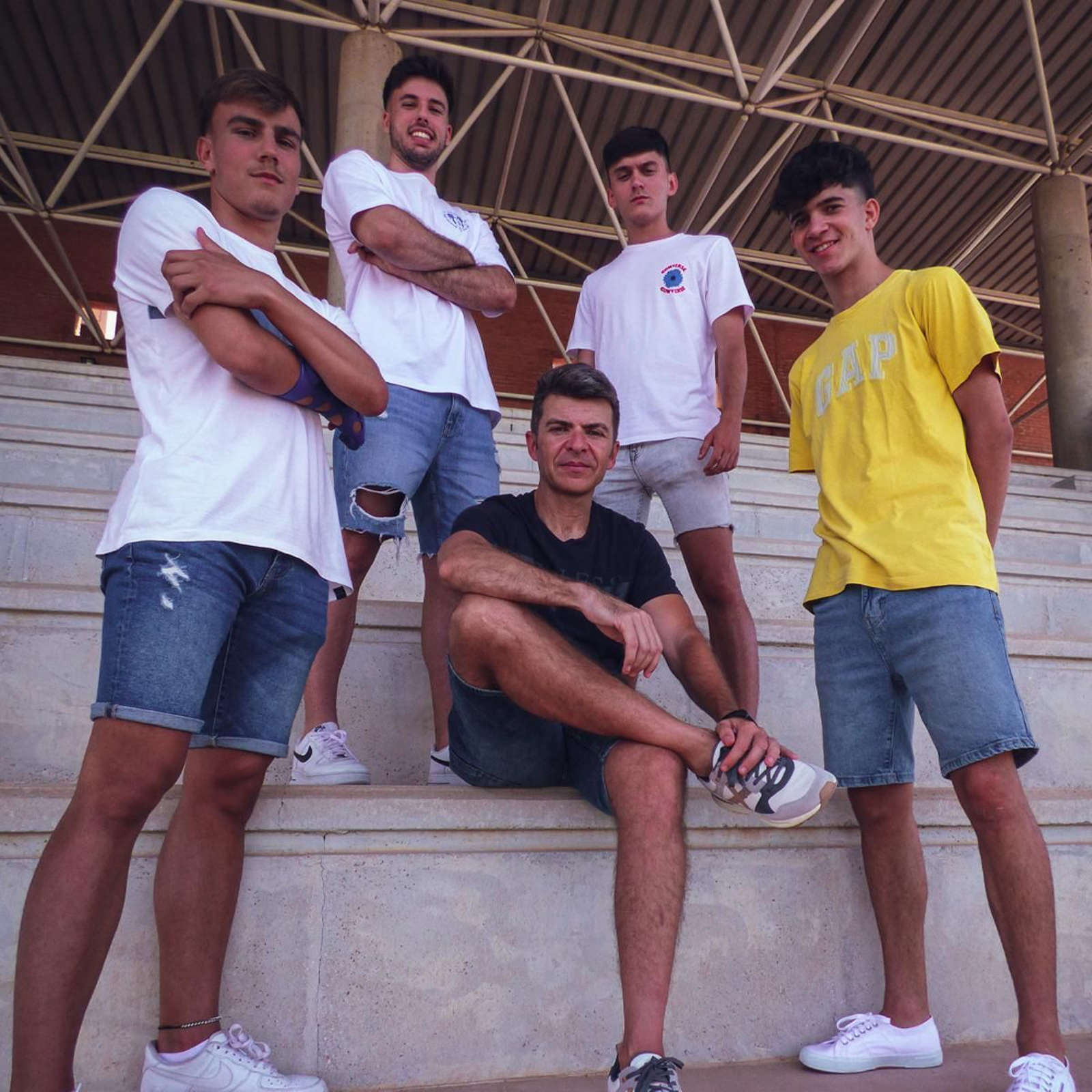 Representación de UMA Los Olivos junto a su entrenador Antonio Gaspe (sentado).