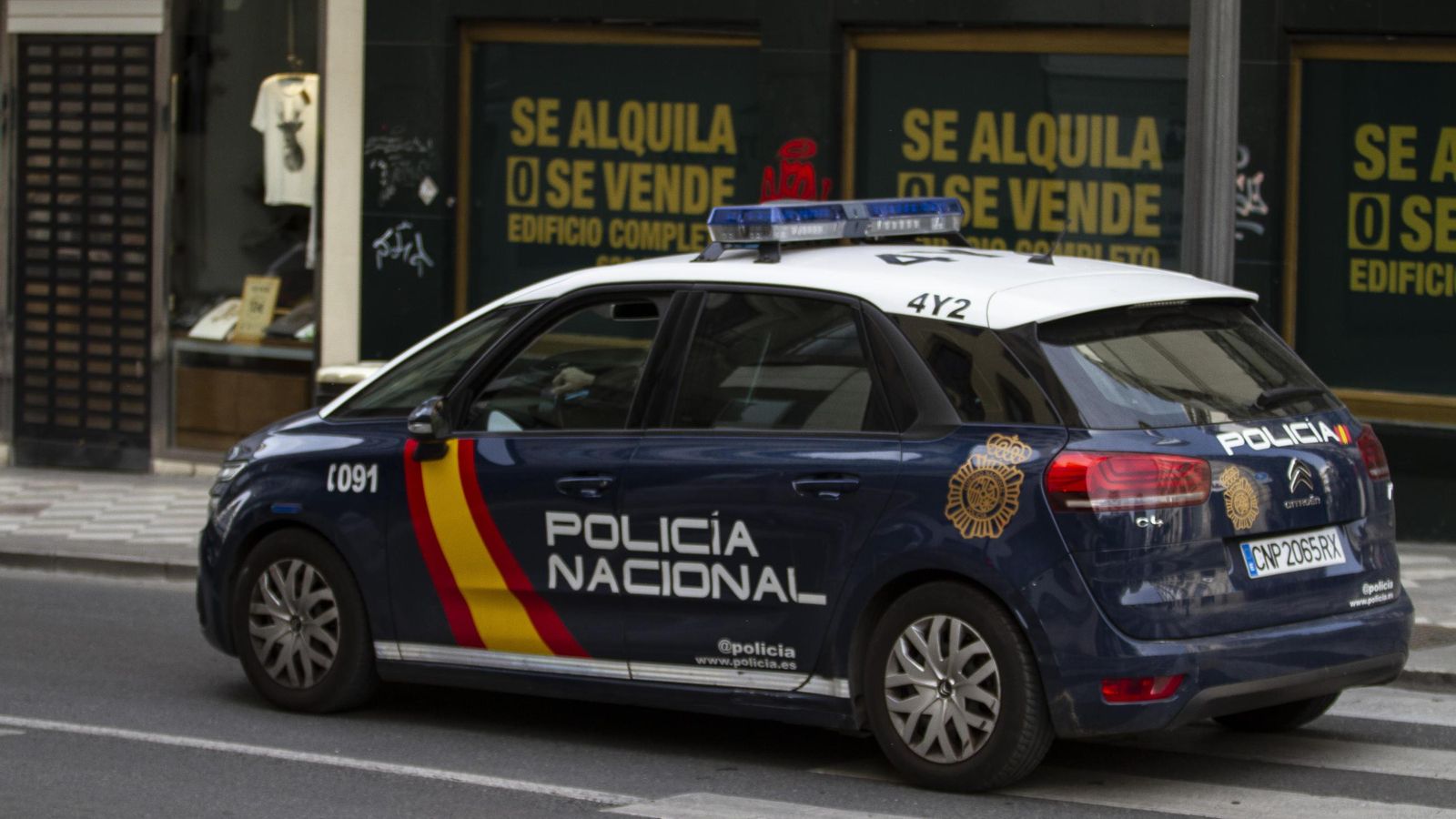 Un vehículo de la Policía Nacional circula por Granada durante la cuarentena.