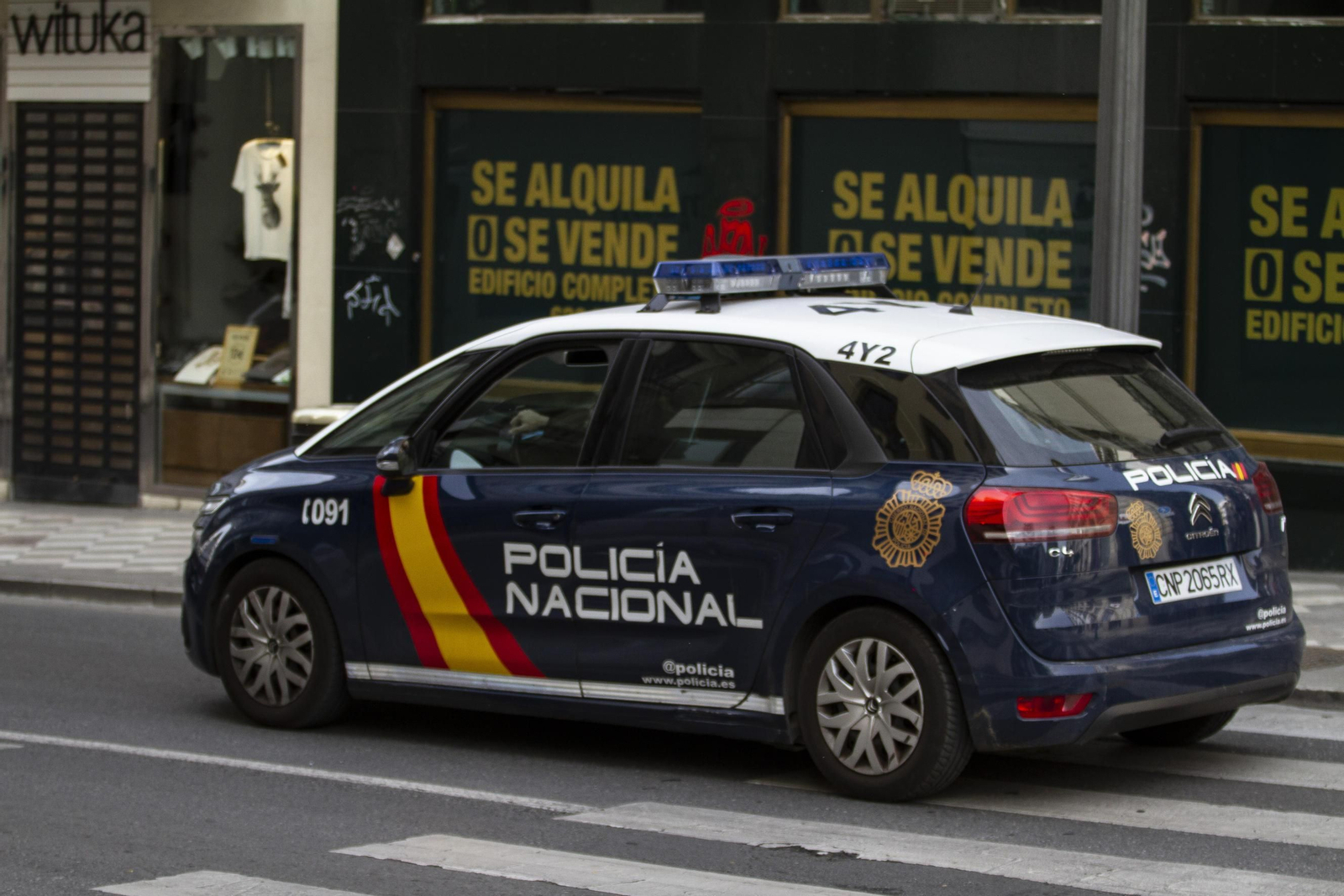 Un vehículo de la Policía Nacional circula durante la cuarentena.