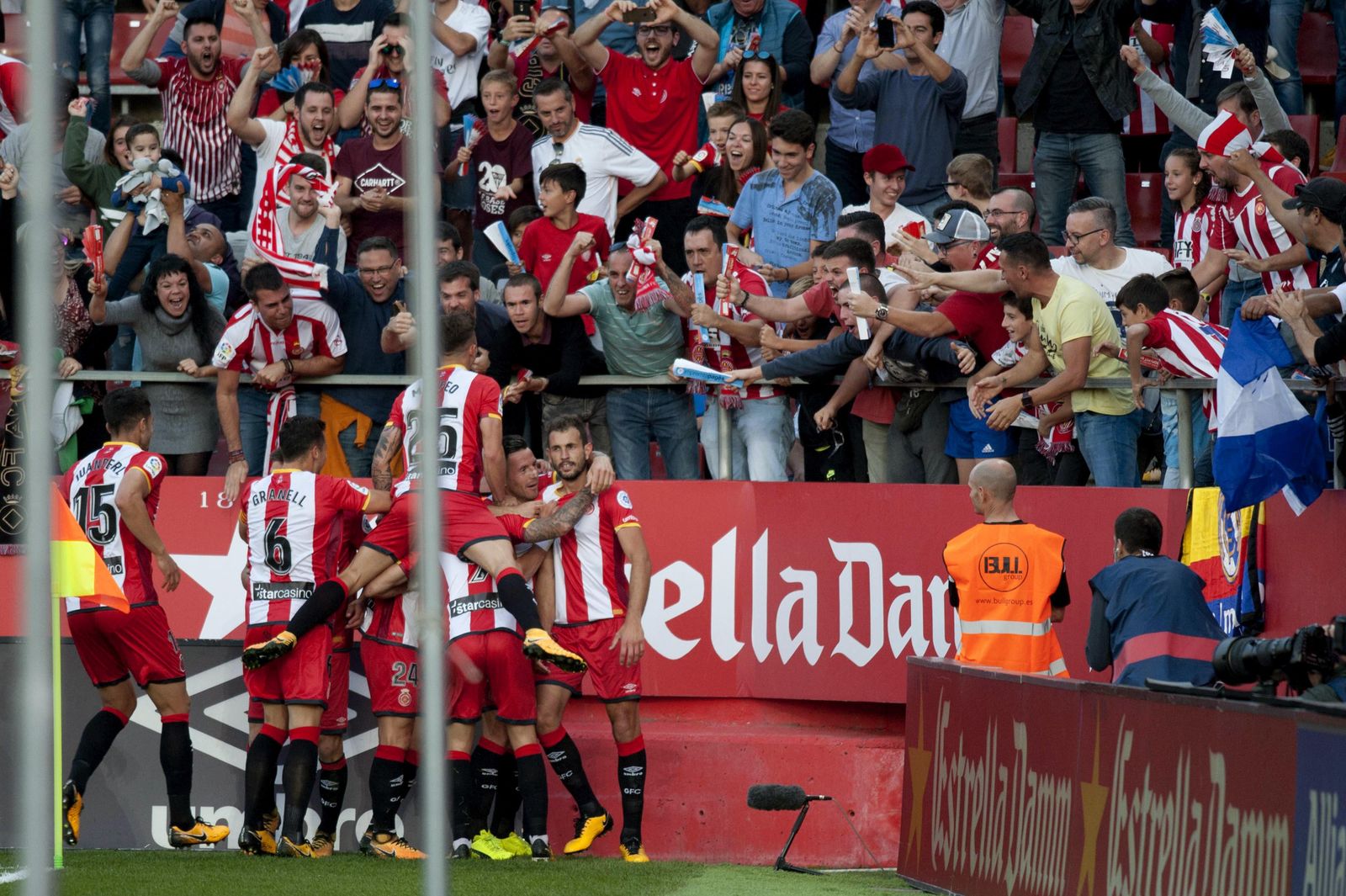 Los jugadores del Girona celebran su primer gol junto a sus aficionados en una de las esquinas de Montilivi.