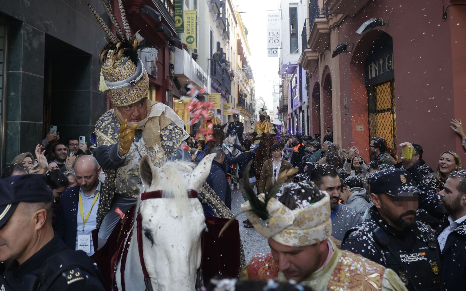 Las imágenes del Heraldo Real por las calles de Sevilla