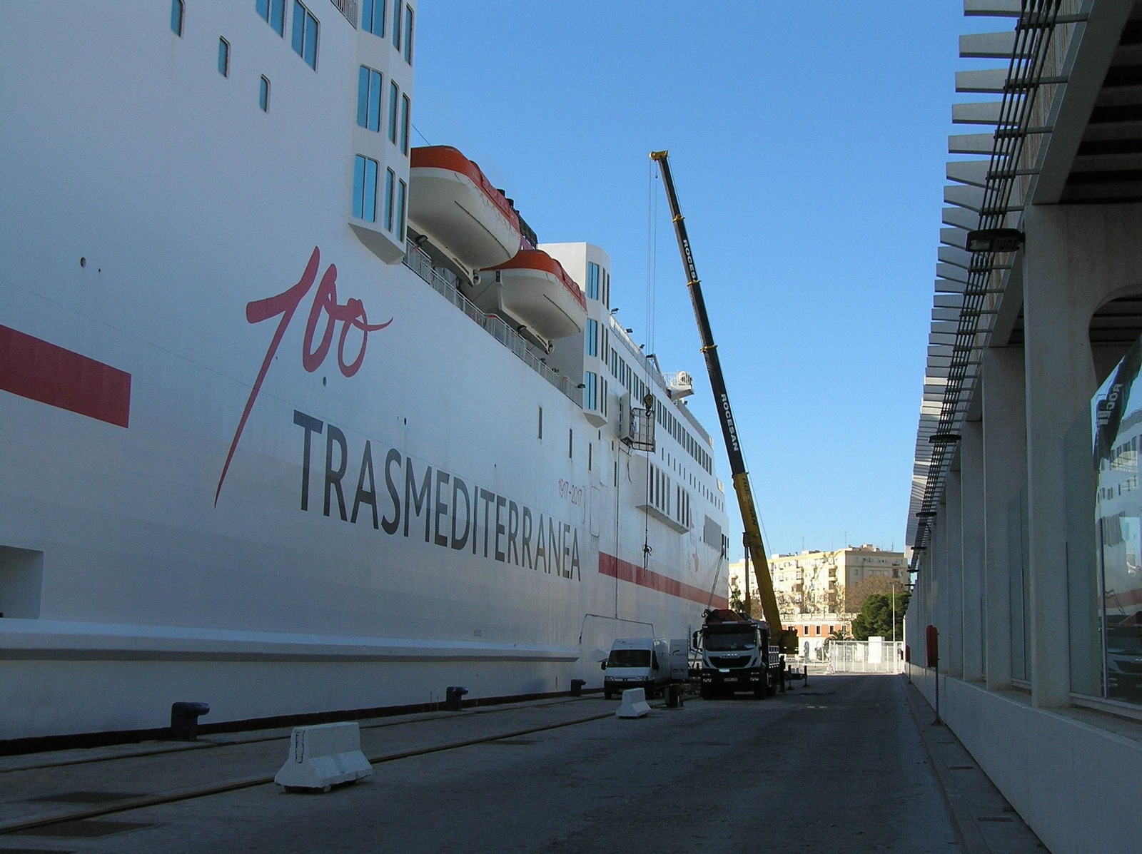 Grúa preparada para descargar, el pasado domingo, uno de los sistemas de evacuación de pasaje del 'Fortuny'.