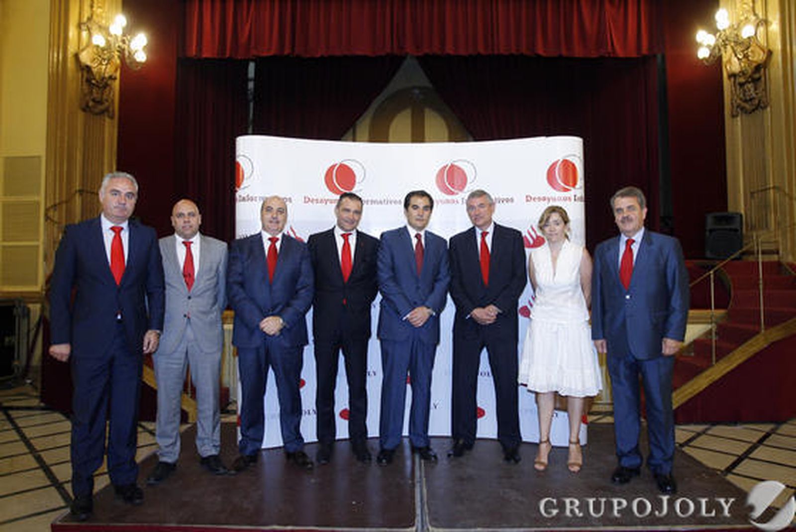 José Luis Fernández y José Antonio Nieto, con los dirigentes de Banco Santander en Andalucía.

Foto: O. Barrionuevo / J. Martinez