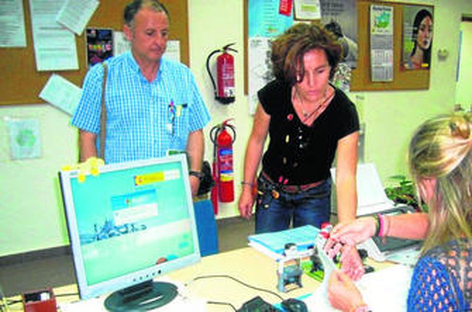 Nuria Bonilla, con el también edil Daniel Martínez, ayer en el registro de la Delegación del Gobierno.