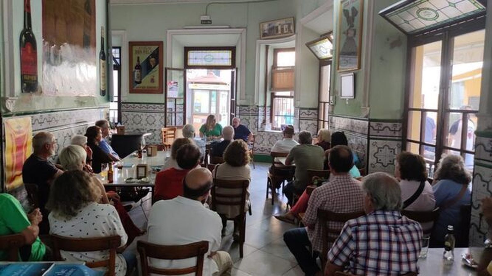 El Bar Vicente se llenó de público durante la presentación del libro.