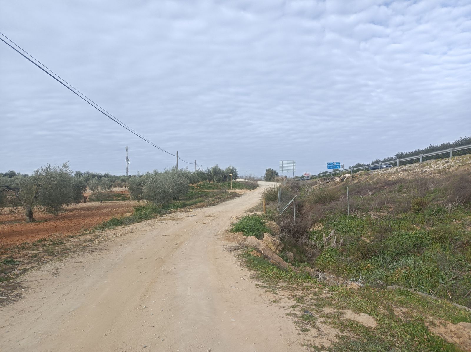 Si nos fijamos, veremos una señal un poco más allá del túnel. Doblamos a la derecha allí.