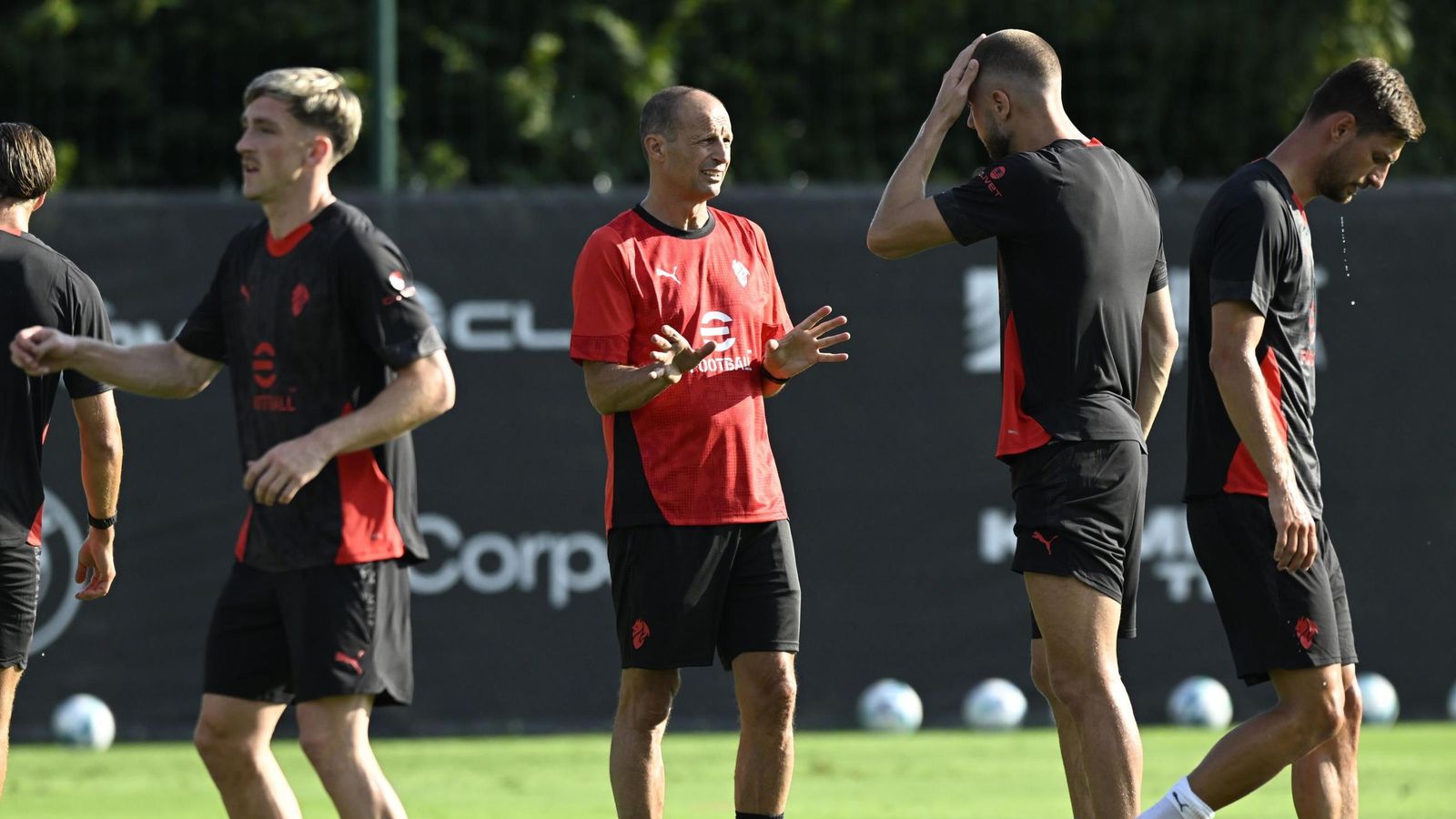 Allegri da instrucciones a sus jugadores en un entrenamiento reciente.