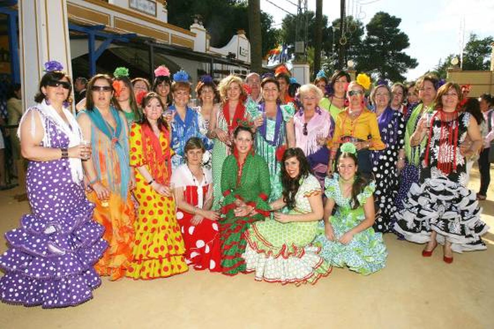 Un año más un grupo de mujeres de Las Angustias visita la caseta de Diario de Jerez.

Foto: Vanesa Lobo