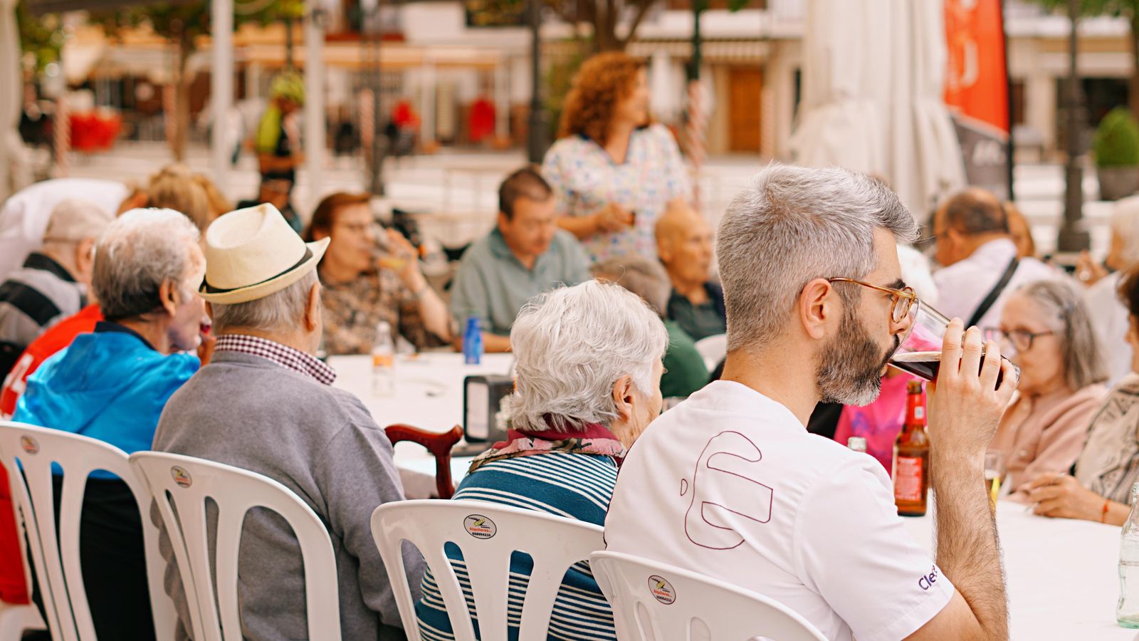 Tapeando en un bar de la localidad.