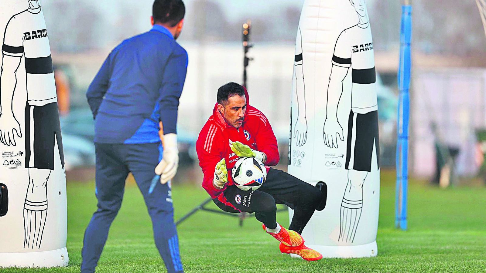 Bravo se ejercita en un entrenamiento reciente con la selección chilena.