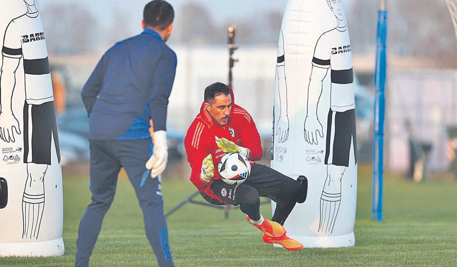 Bravo se ejercita en un entrenamiento reciente con la selección chilena.