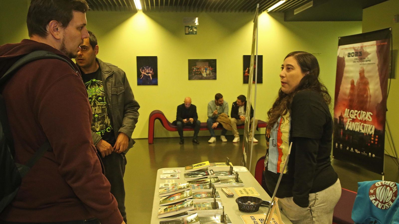 Ambiente en el vestíbulo del Teatro Florida.