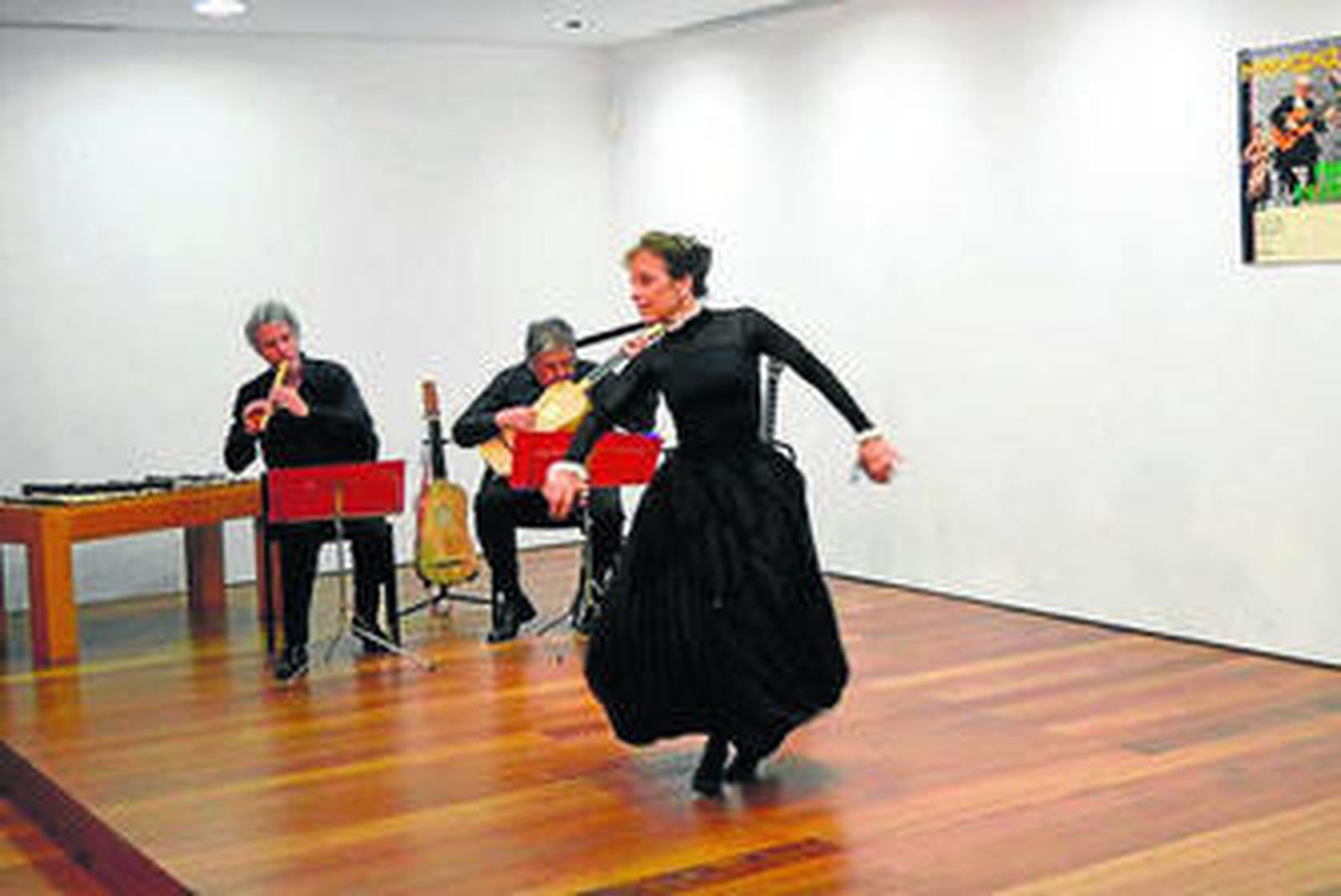 Ana Yepes al baile con Ignacio Yepes y Gerardo Arriaga.