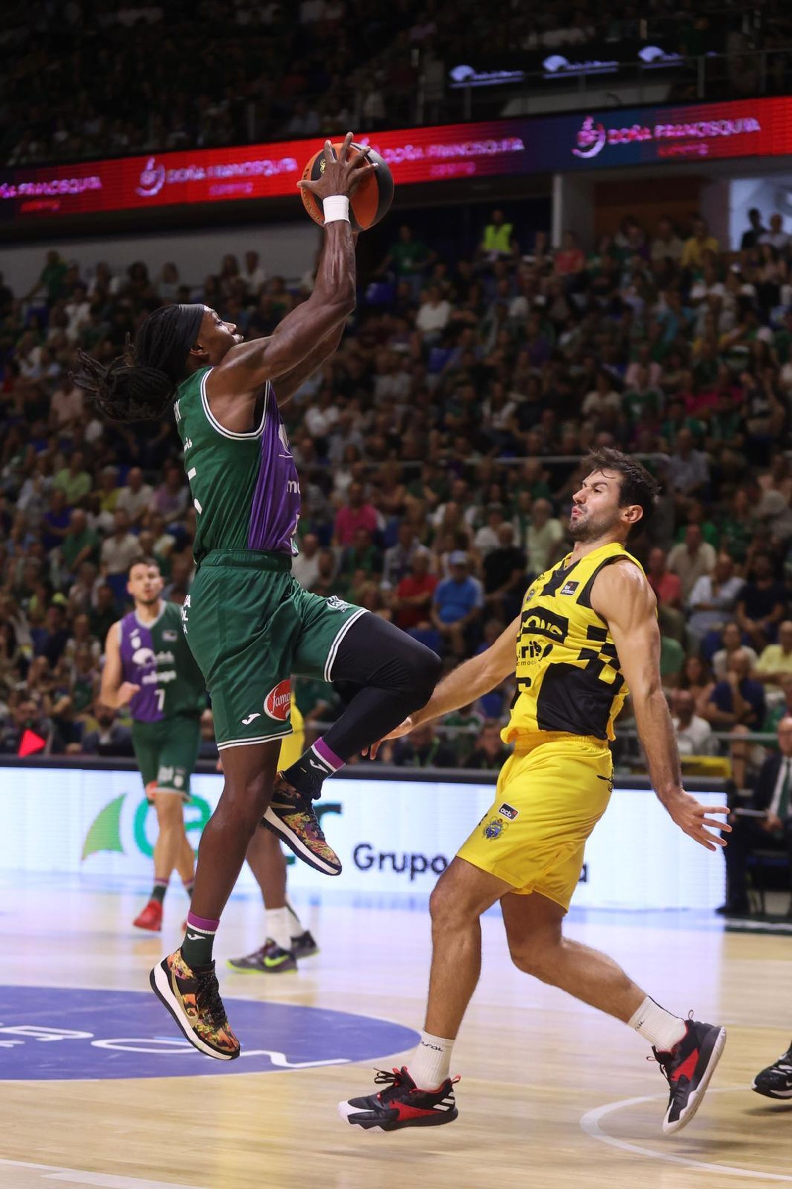 Kendrick Perry entra a canasta.