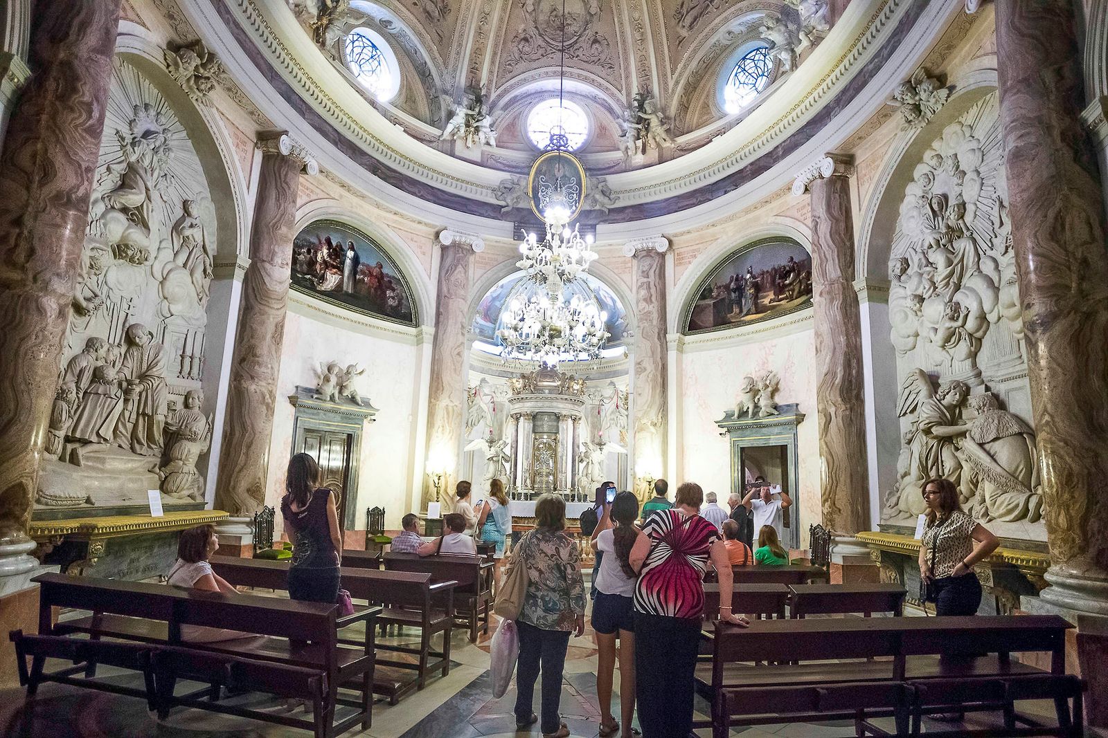 La luminosa capilla superior de la Santa Cueva, dedicada a la eucaristía y donde se encuentran las pinturas de Goya.