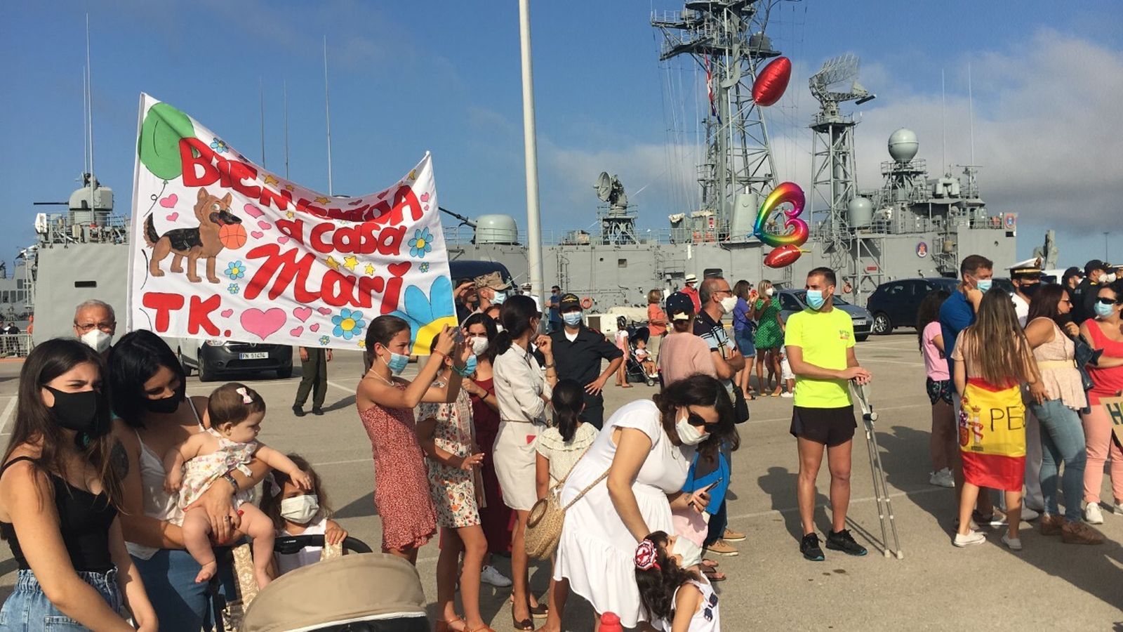 Familiares en la Base de Rota para recibir a los militares de la 'Numancia'.