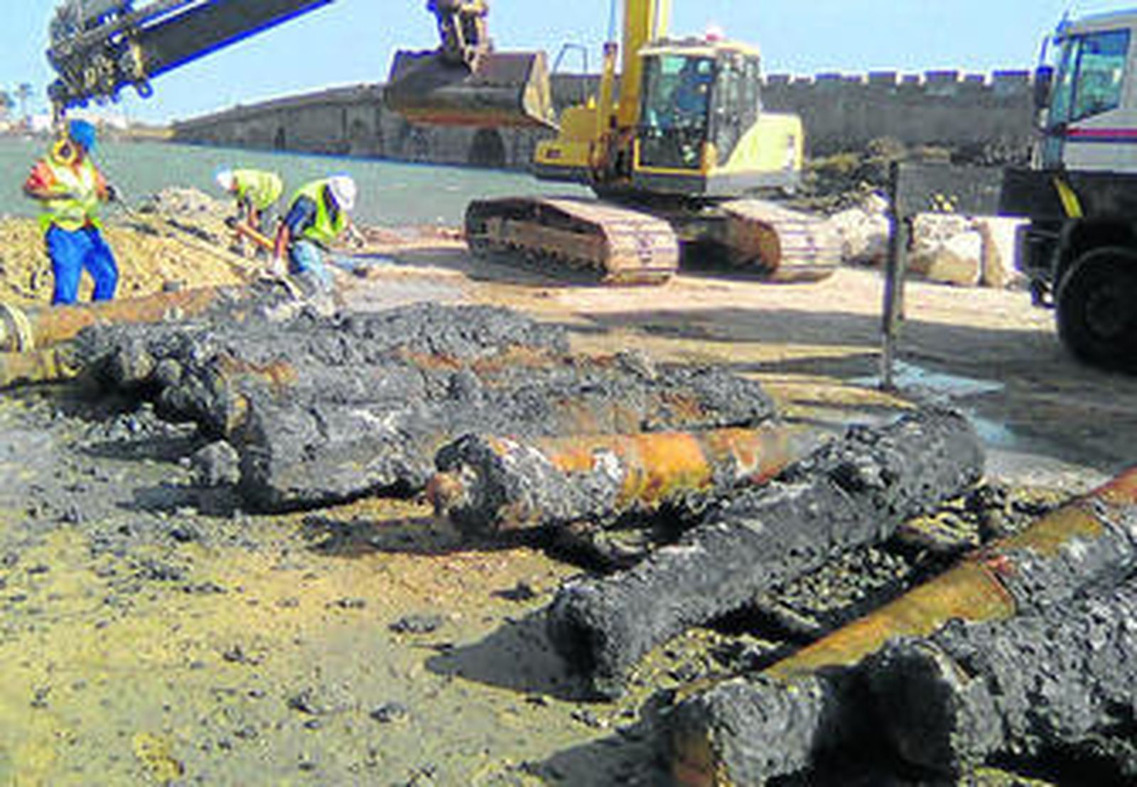 Los cañones colocados junto puente Zuazo, tras ser sacado de entre los lodos.