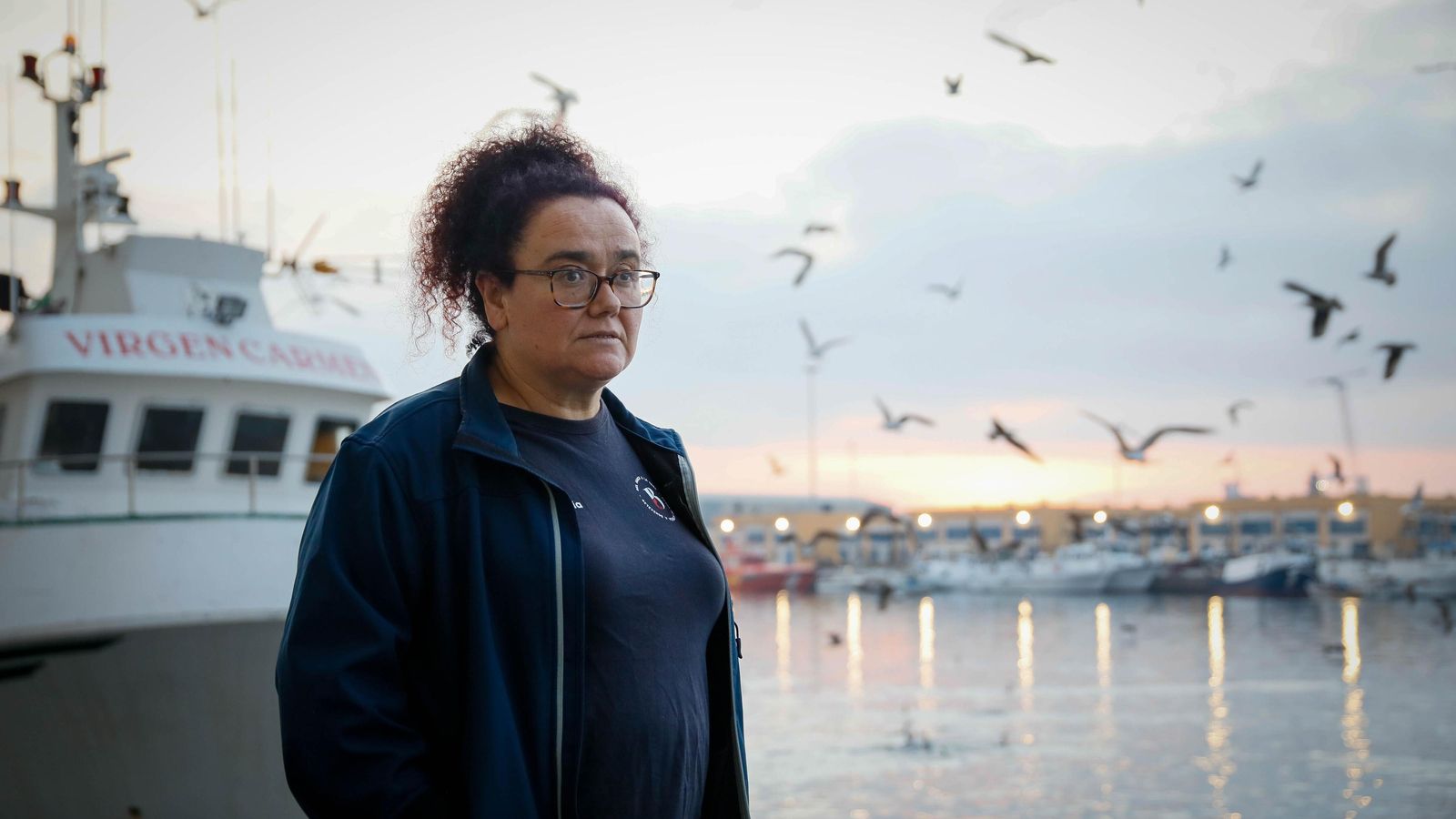 La subastadora Remedios Marín, con el barco Virgen del Carmen de fondo.