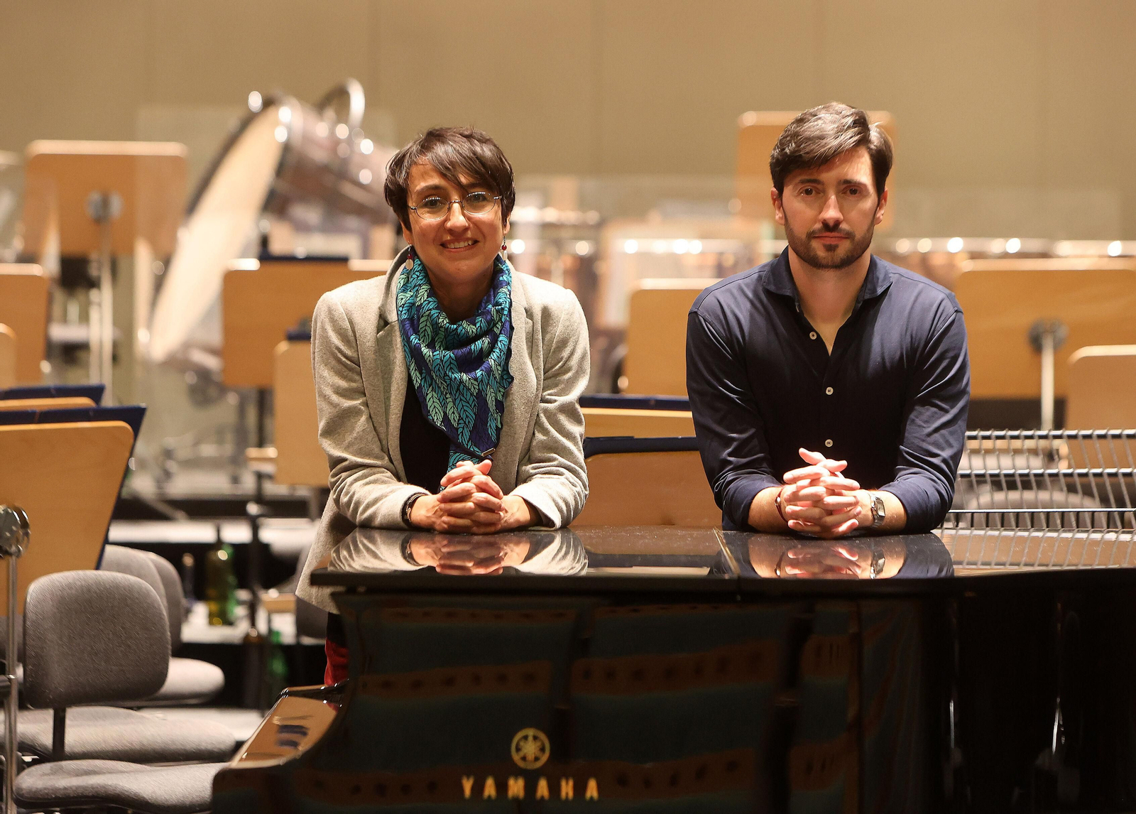 La compositora Elena Mendoza y Antonio Méndez, fotografiados en el Teatro Maestranza.