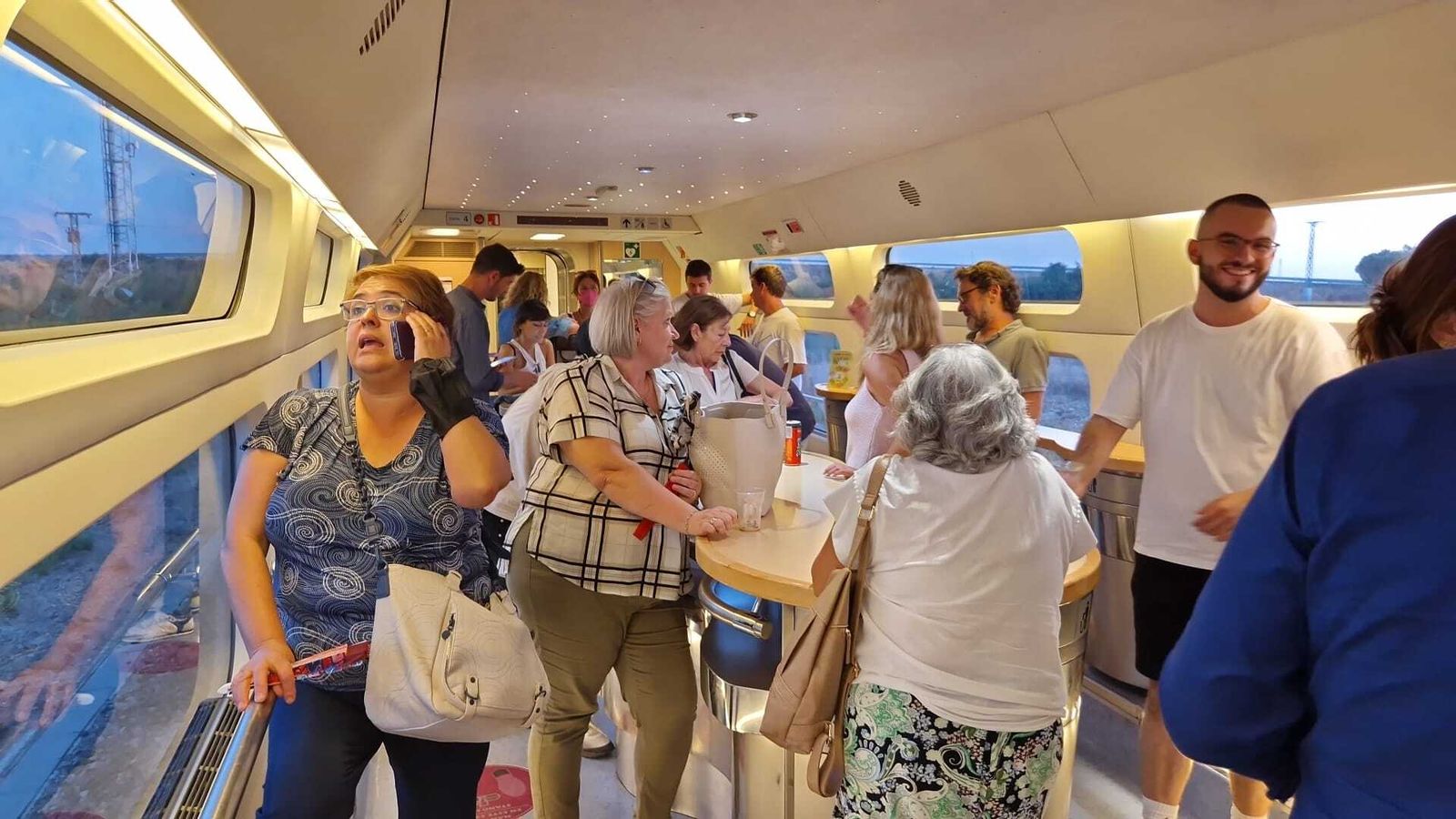 Algunos de los viajeros afectados por el nuevo retraso del AVE Madrid-Sevilla, este lunes.