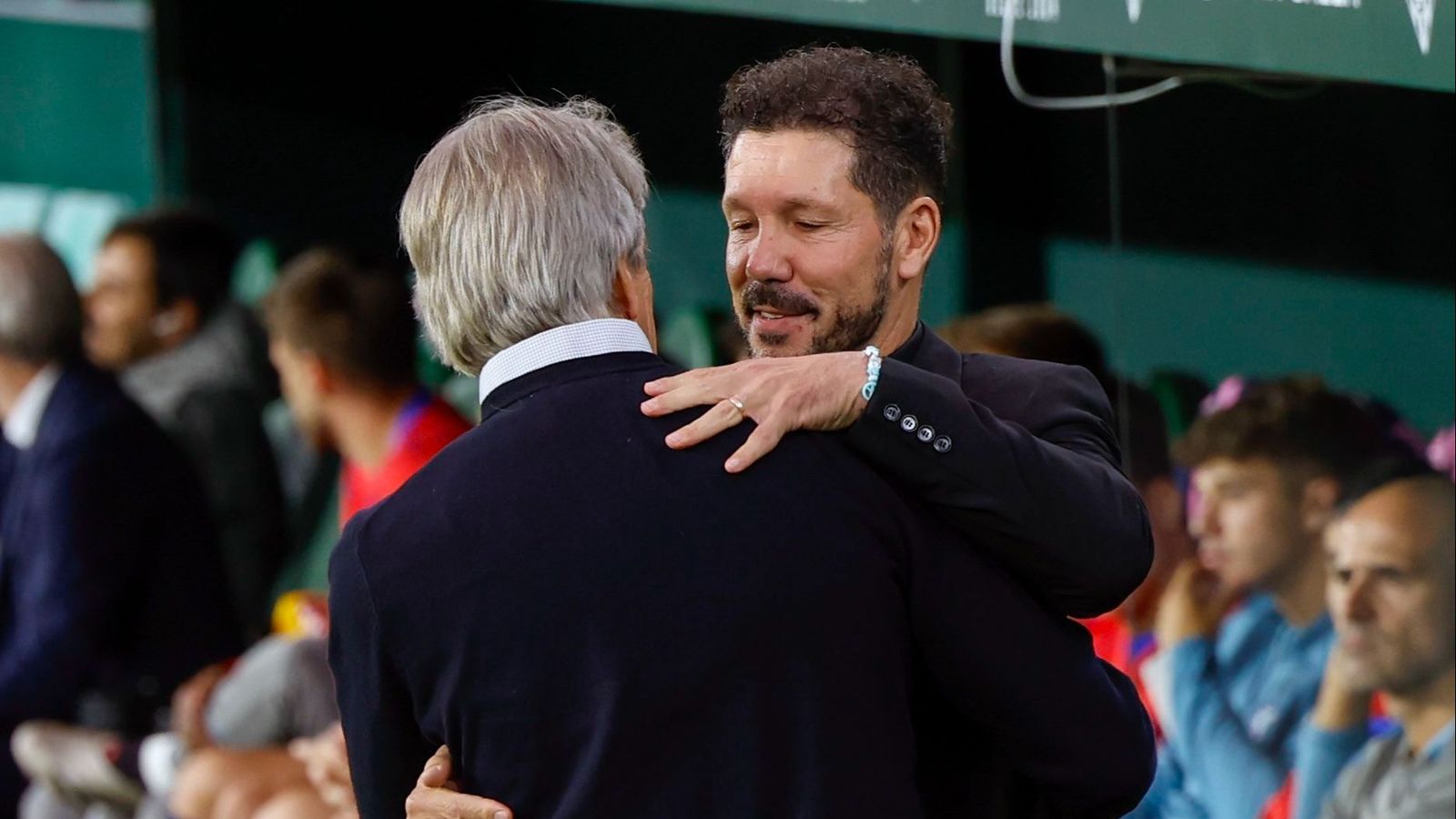 Manuel Pellegrini saluda a Diego Simeone en el partido de la primera vuelta.