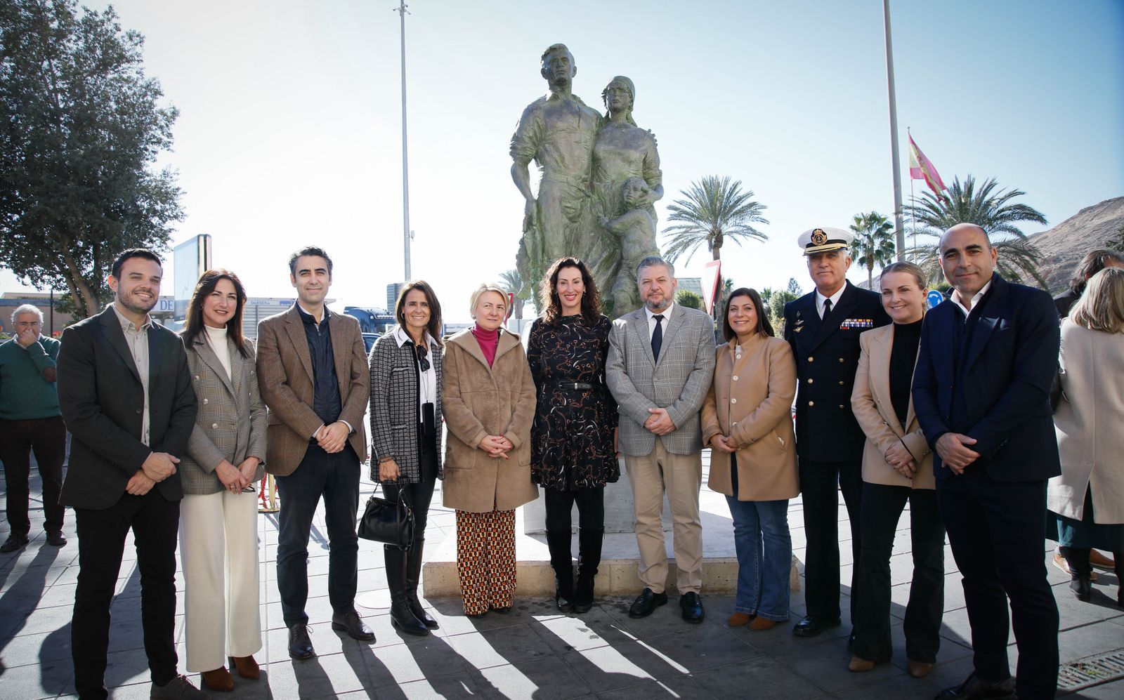 Imágenes de la inauguración sobre escultura ‘Familia Marinera’, del escultor Francisco Javier Galán, en homenaje a las familias de pescadores en Pescadería-La Chanca