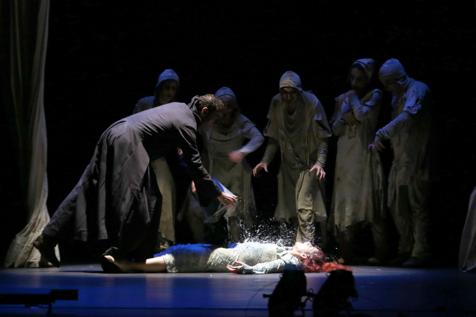 Un cubo de agua es arrojado en el transcurso de la obra sobre uno de los actores.
