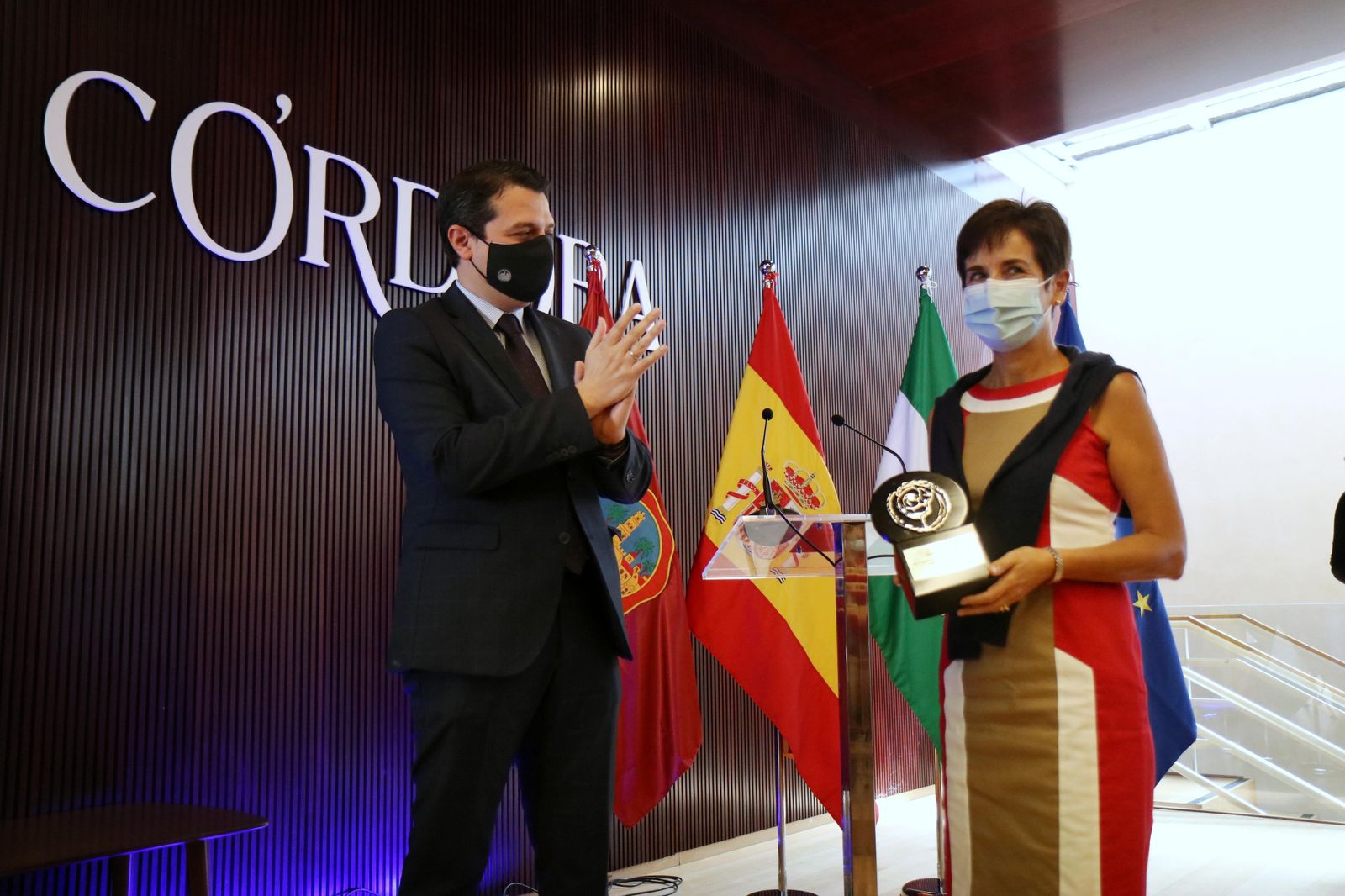 Ángeles Espinosa recoge el galardón que ganó en la edición del año pasado.