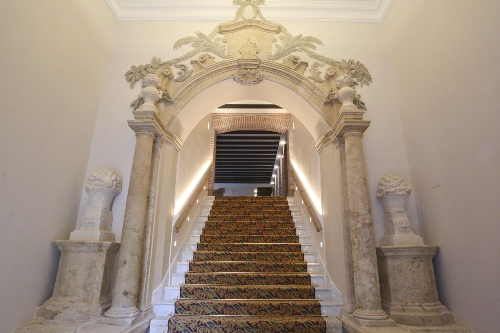 Una de las escaleras hotel Palacio Solecio de Málaga.