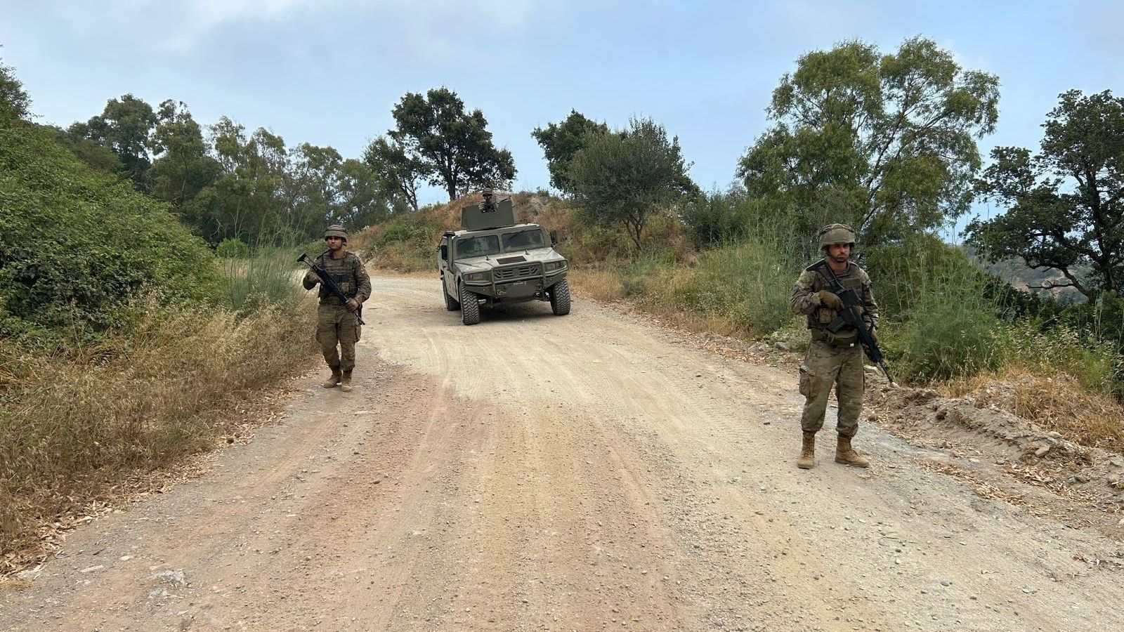 Una patrulla del Ejército, en las afueras de Ceuta.