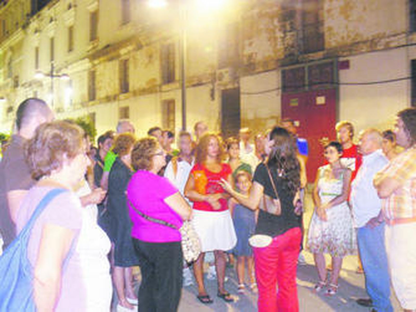 El grupo de visitantes escucha las lecciones de Isabel, la guía.