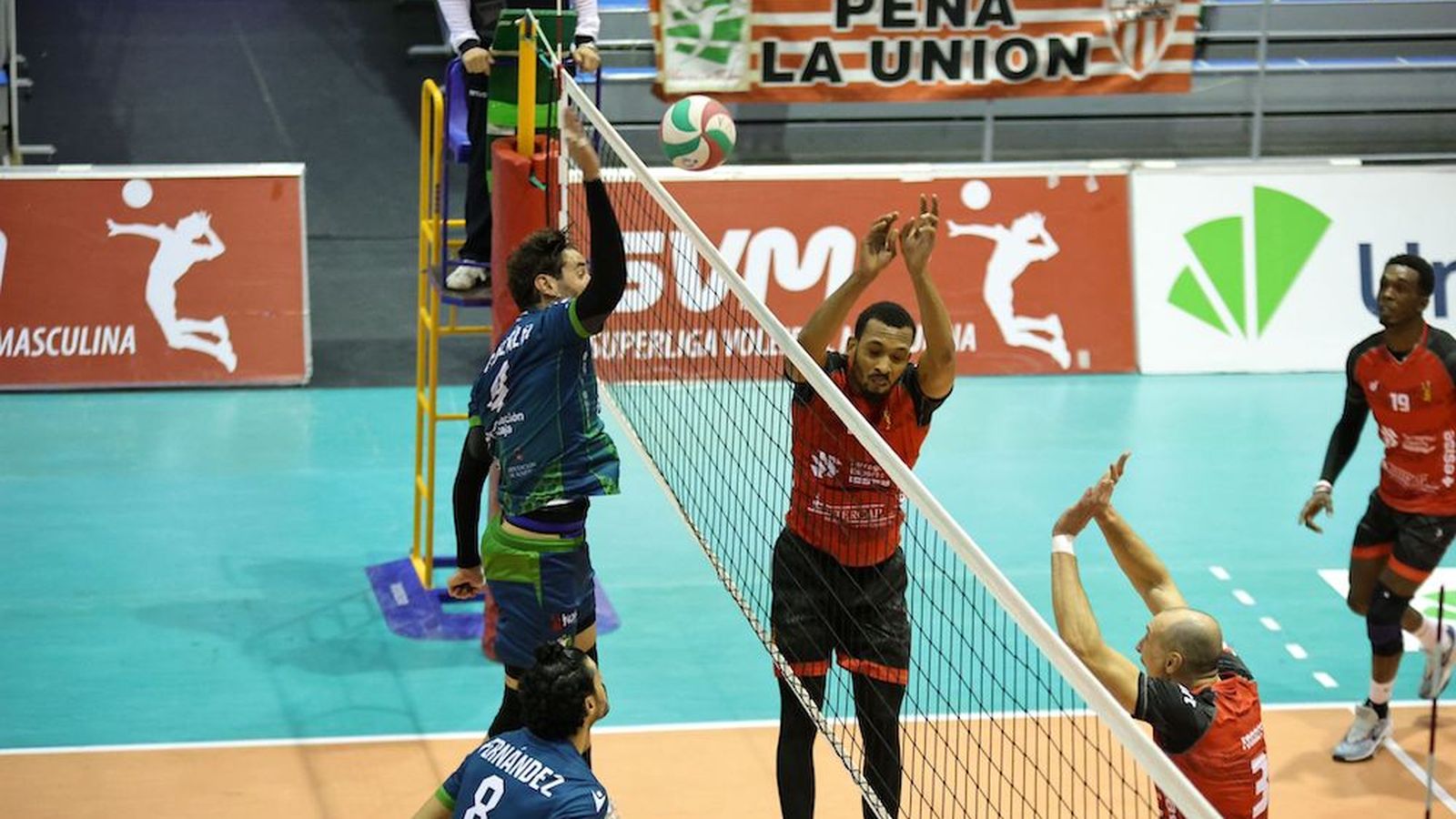 Un jugador ahorrador realiza un remate durante una acción del encuentro ante los catalanes.