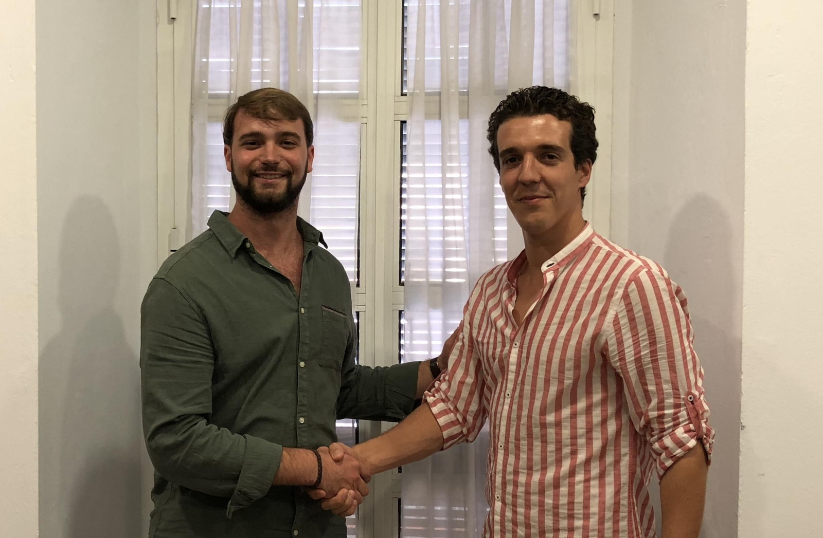 Curro De Dios, presidente del FS Nazareno Dos Hermanas, le estrecha la mano a Miguel Vázquez, una de las nuevas incorporaciones del equipo.