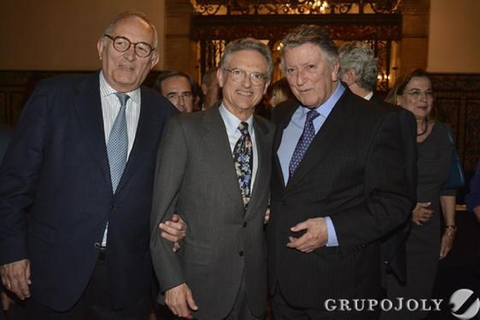 El doctor posa con dos amigos de su juventud: Jesús Domínguez Domínguez-Adame, a la derecha, y Diego Limón de la Oliva. / Reportaje gráfico: Antonio Pizarro, Juan Carlos Muñoz y Juan Carlos Vázquez