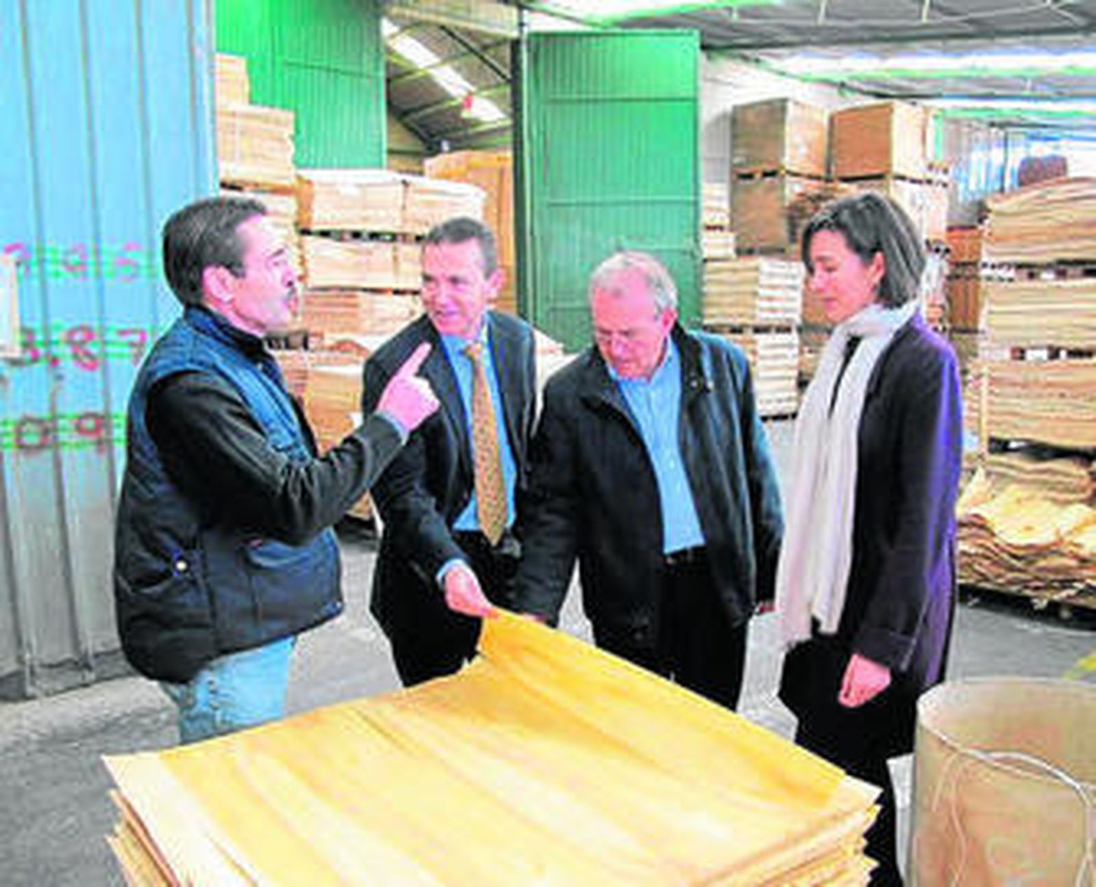Pérez Navas, Antonio Bonilla y Eva Pozo, en la empresa de Vícar.