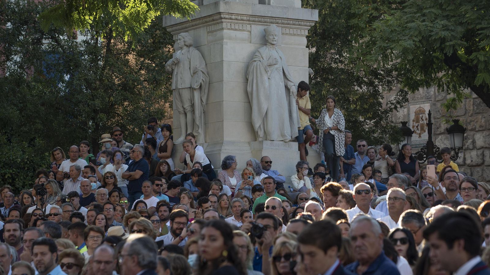 Numeroso público apostado en las gradas del monumento a la Inmaculada.