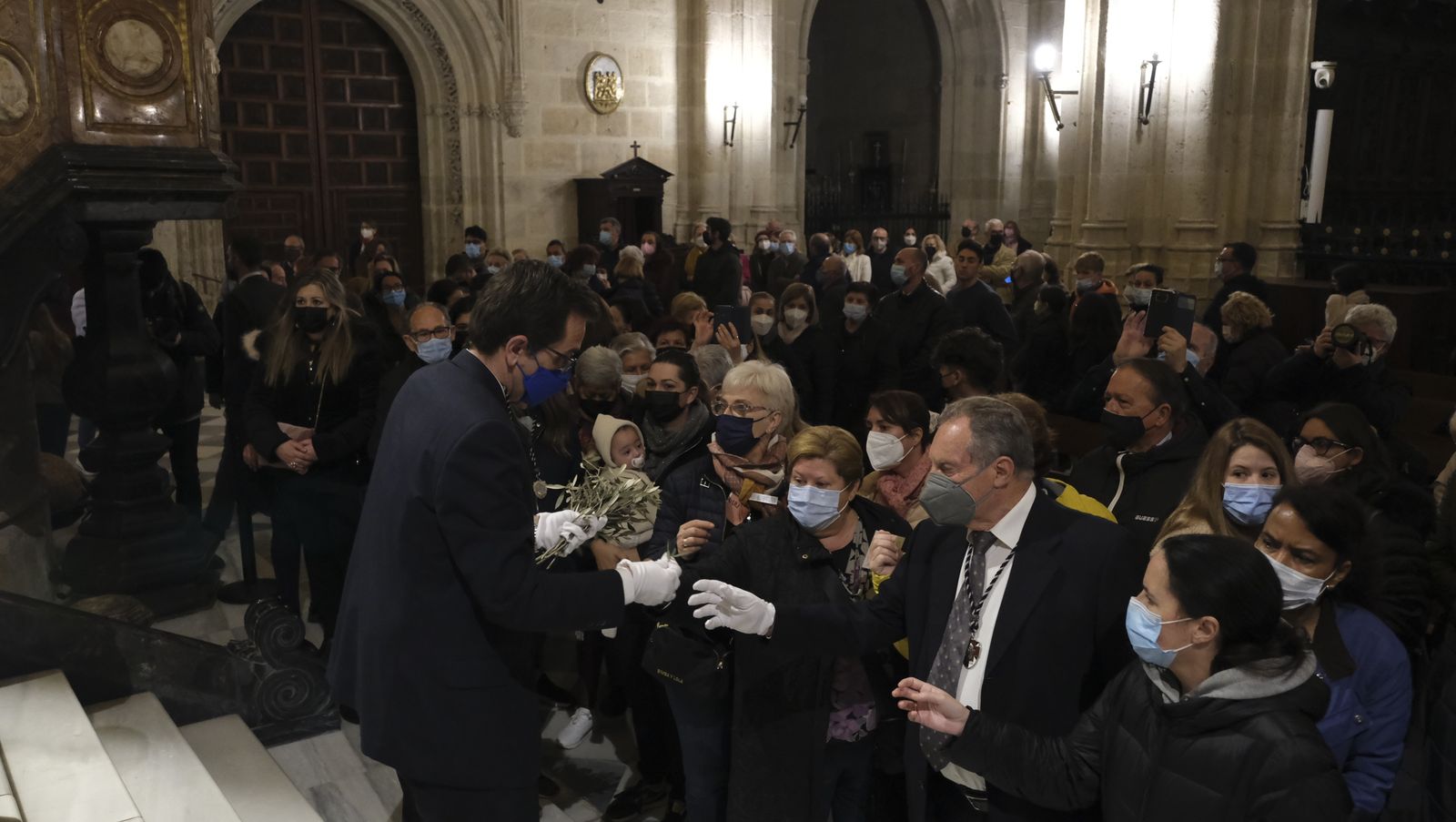 Procesión del Vía Crucis del Santo Cristo de la Escucha en Almería, en imágenes.
