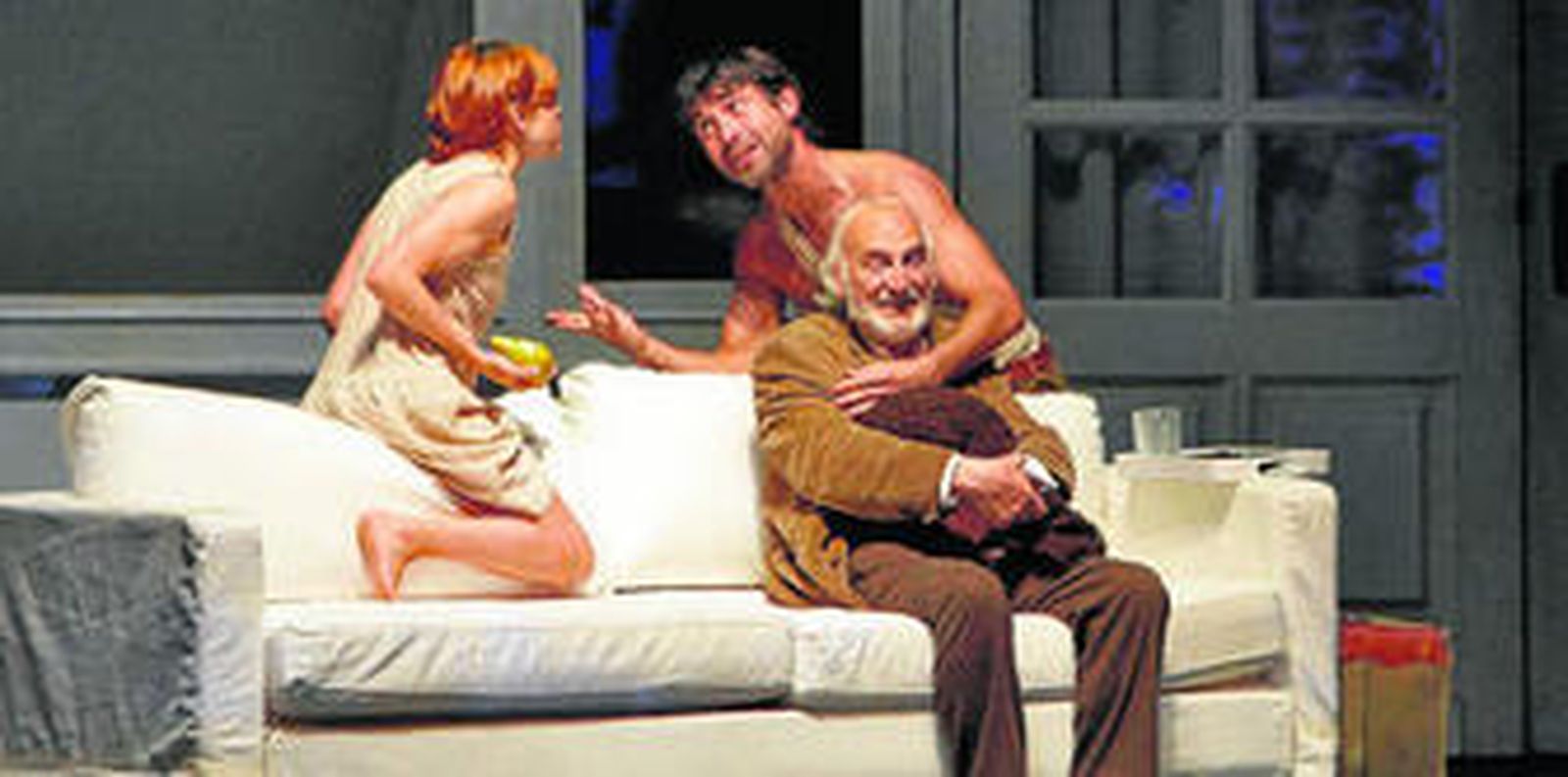 Un momento de la obra 'La sonrisa etrusca', con Héctor Alterio, en el Gran Teatro Falla.