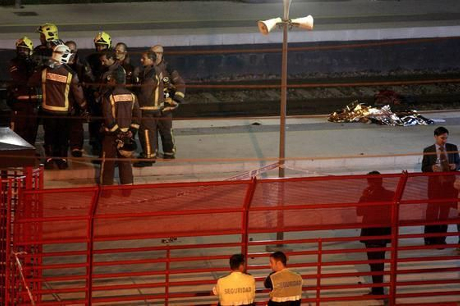 Al menos 12 personas, en su mayoría jóvenes, han muerto tras ser arrolladas por un tren en la estación de Castelldefels. 

Foto: Marta Pérez, (EFE)