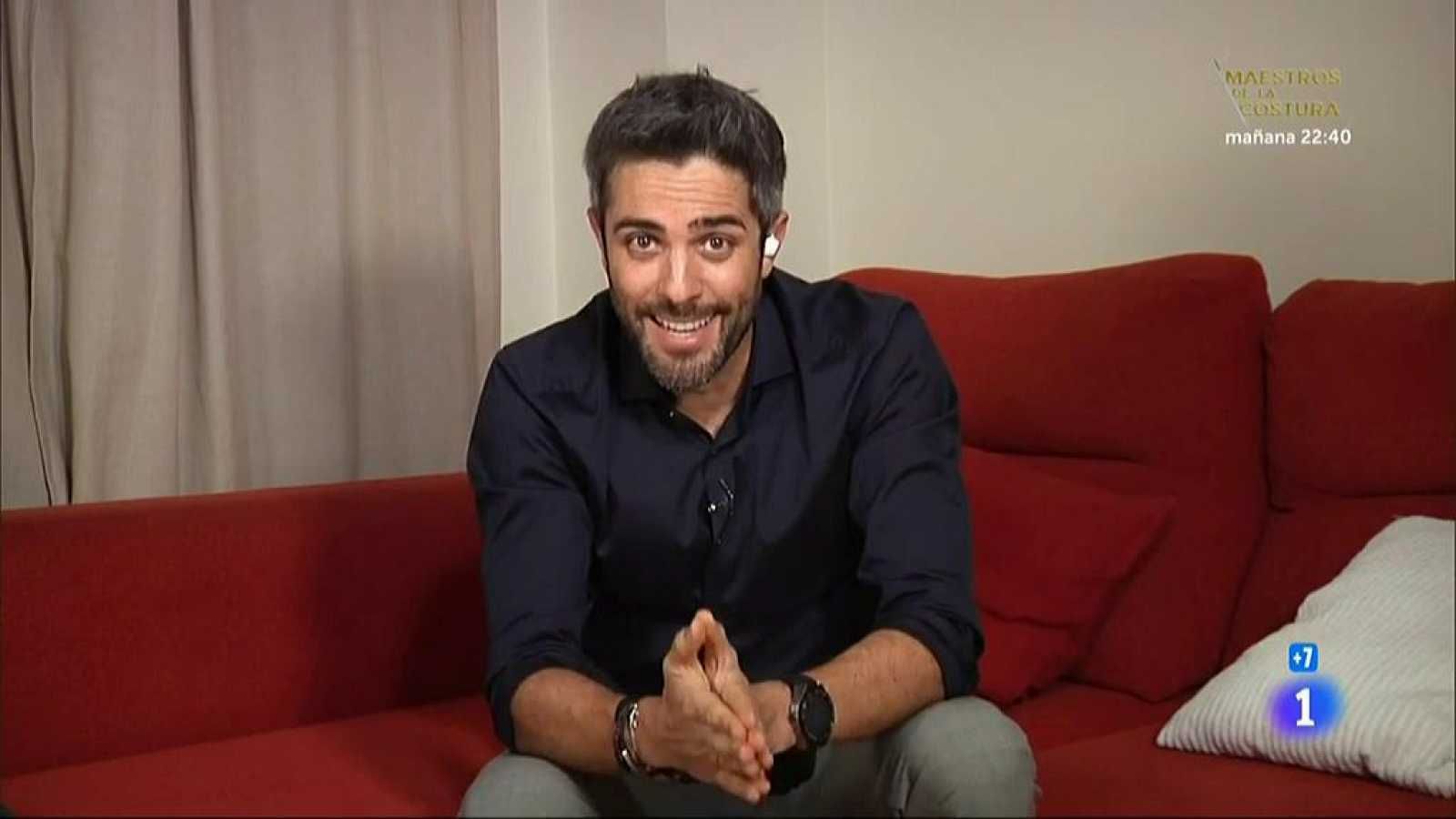 Roberto Leal, con su perra Pepa,  en su casa como presentador