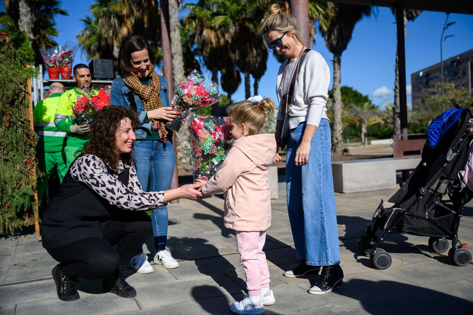 Niños, jóvenes, mayores, familias… aguardaban con ilusión y paciencia recoger su planta