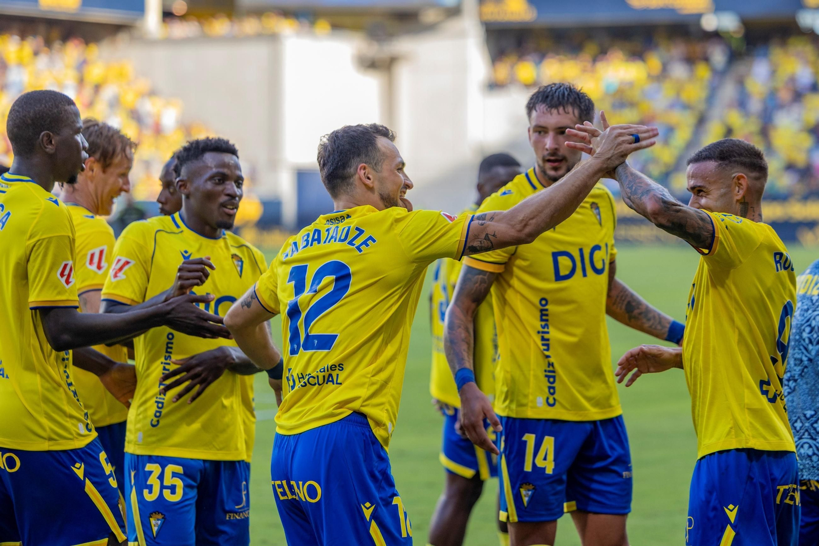 Jugadores del Cádiz celebran un gol.