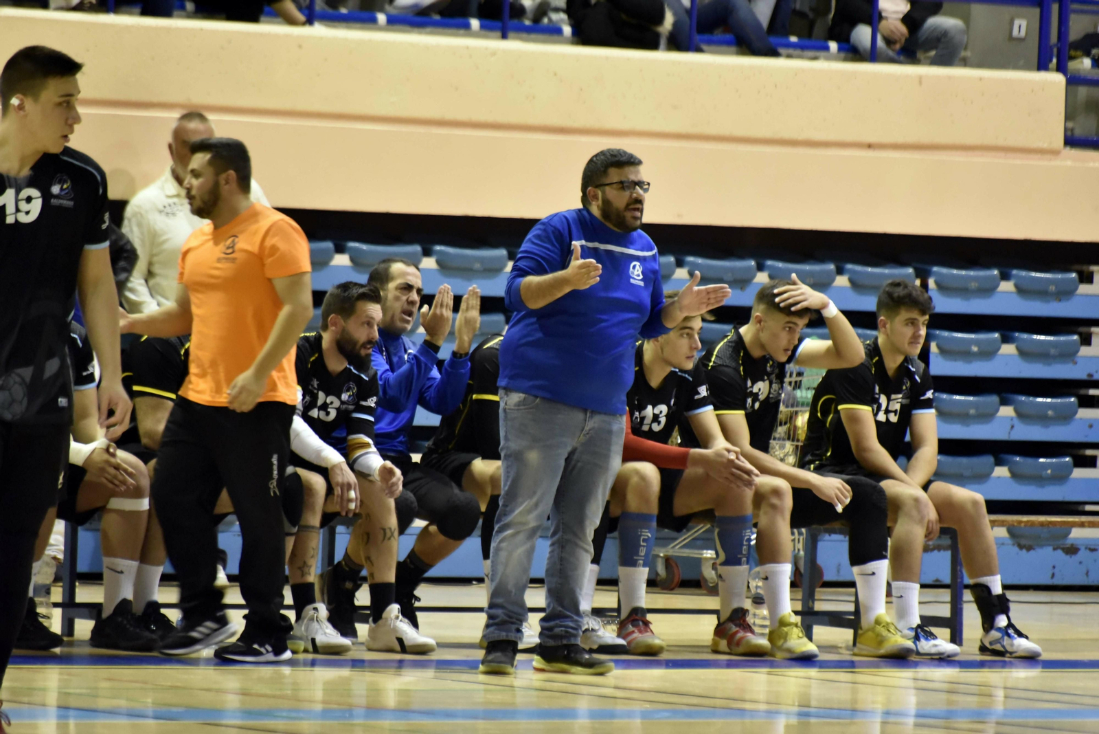 David González da órdenes en el banquillo del Ciudad de Algeciras.