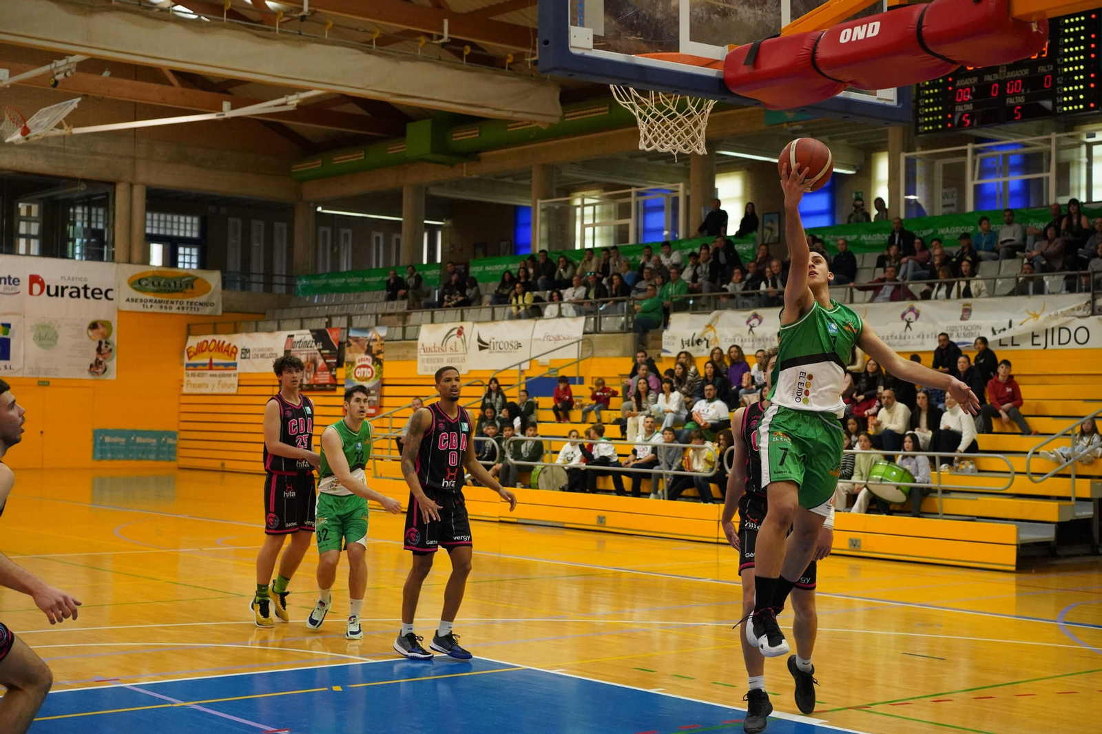 Un jugador del conjunto celeste realiza una entrada a canasta durante el partido.