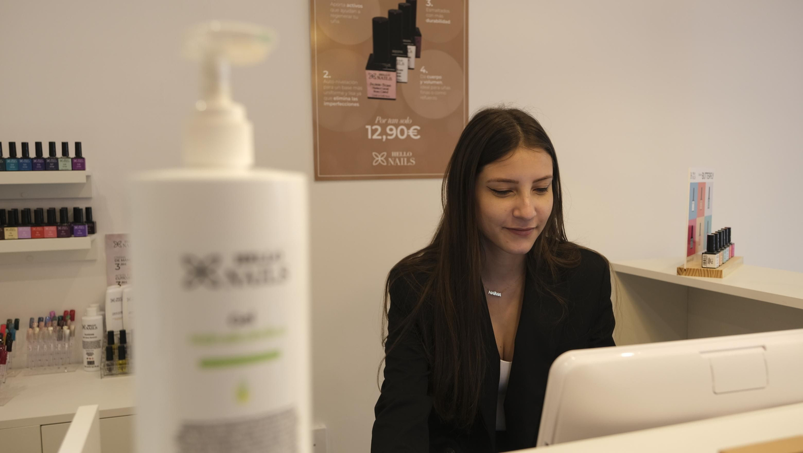 Imágenes de la nueva franquicia de Hello Nails en Almería