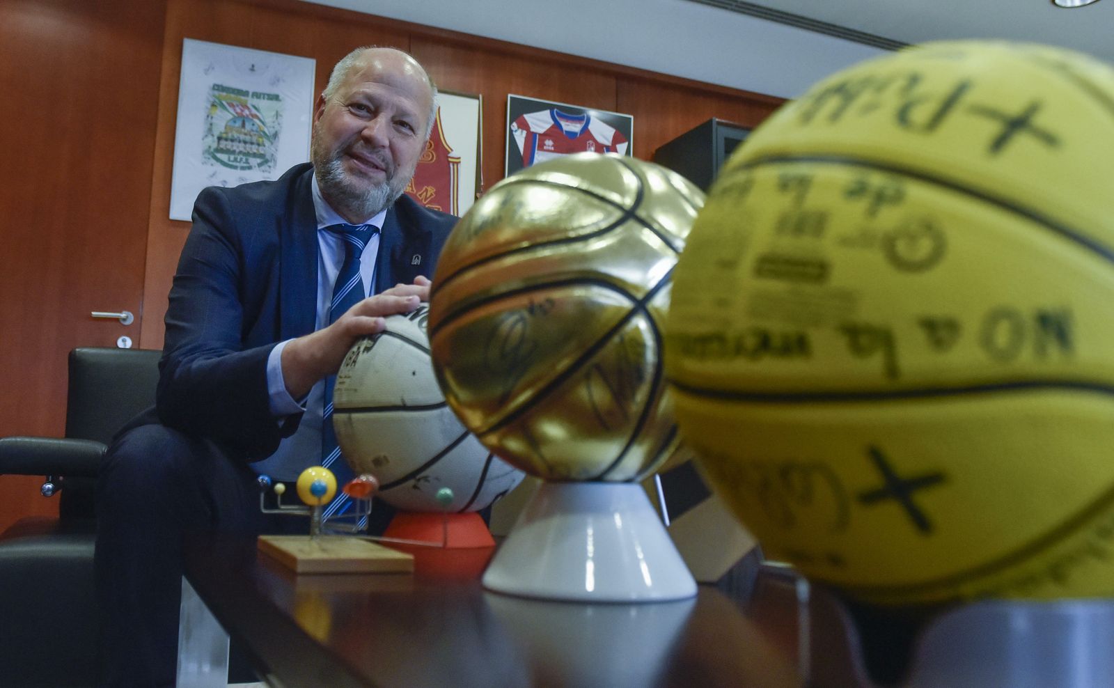 El consejero de Educación y Deporte, Javier Imbroda, en su despacho.