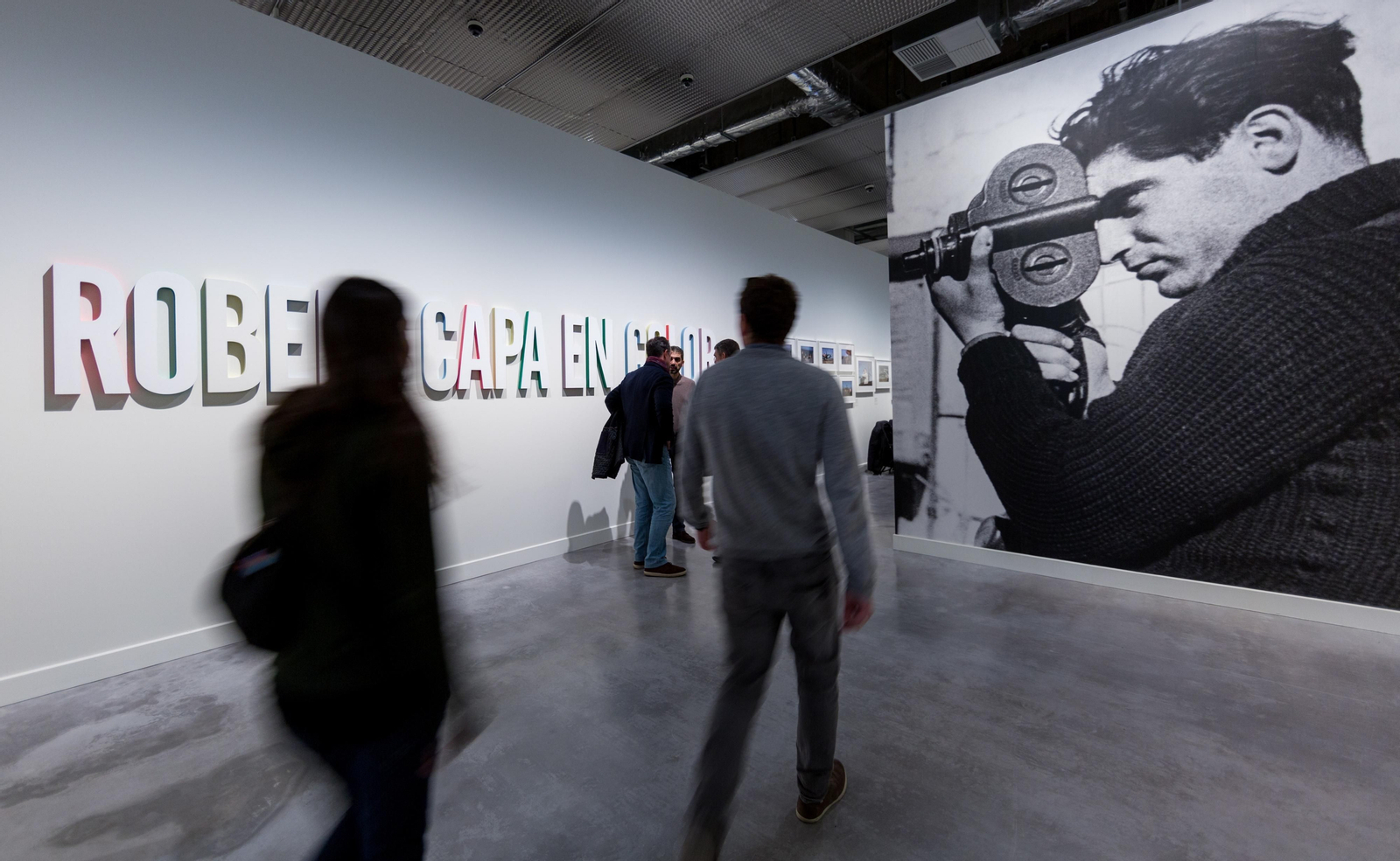 Interior de la muestra dedicada a la obra en color de Robert Capa.