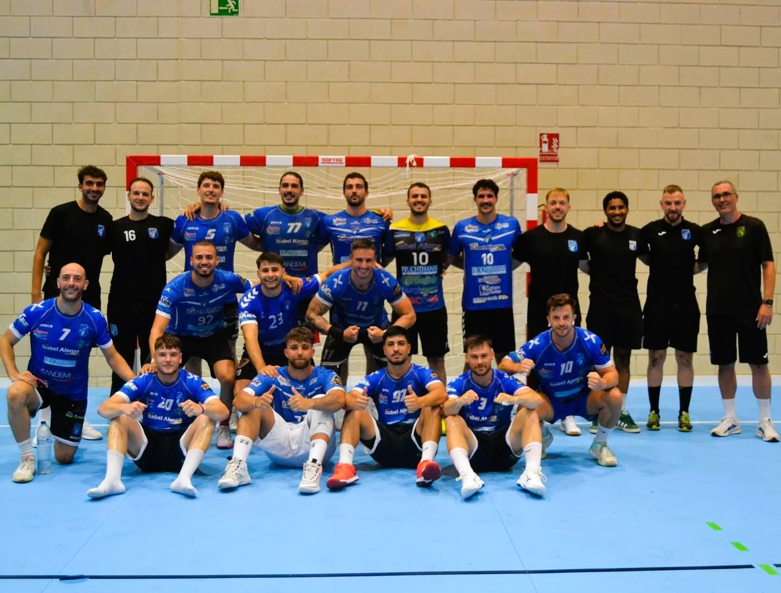 El conjunto canterano-sureño y su cuerpo técnico posan antes del inicio del encuentro.