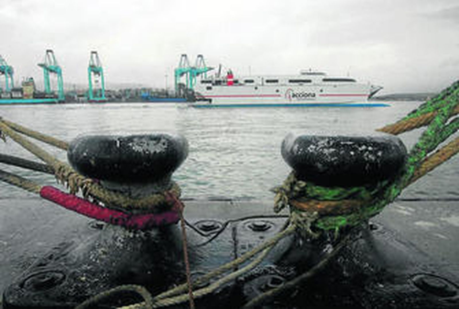Un buque de Acciona, en la dársena comercial del puerto de Algeciras.